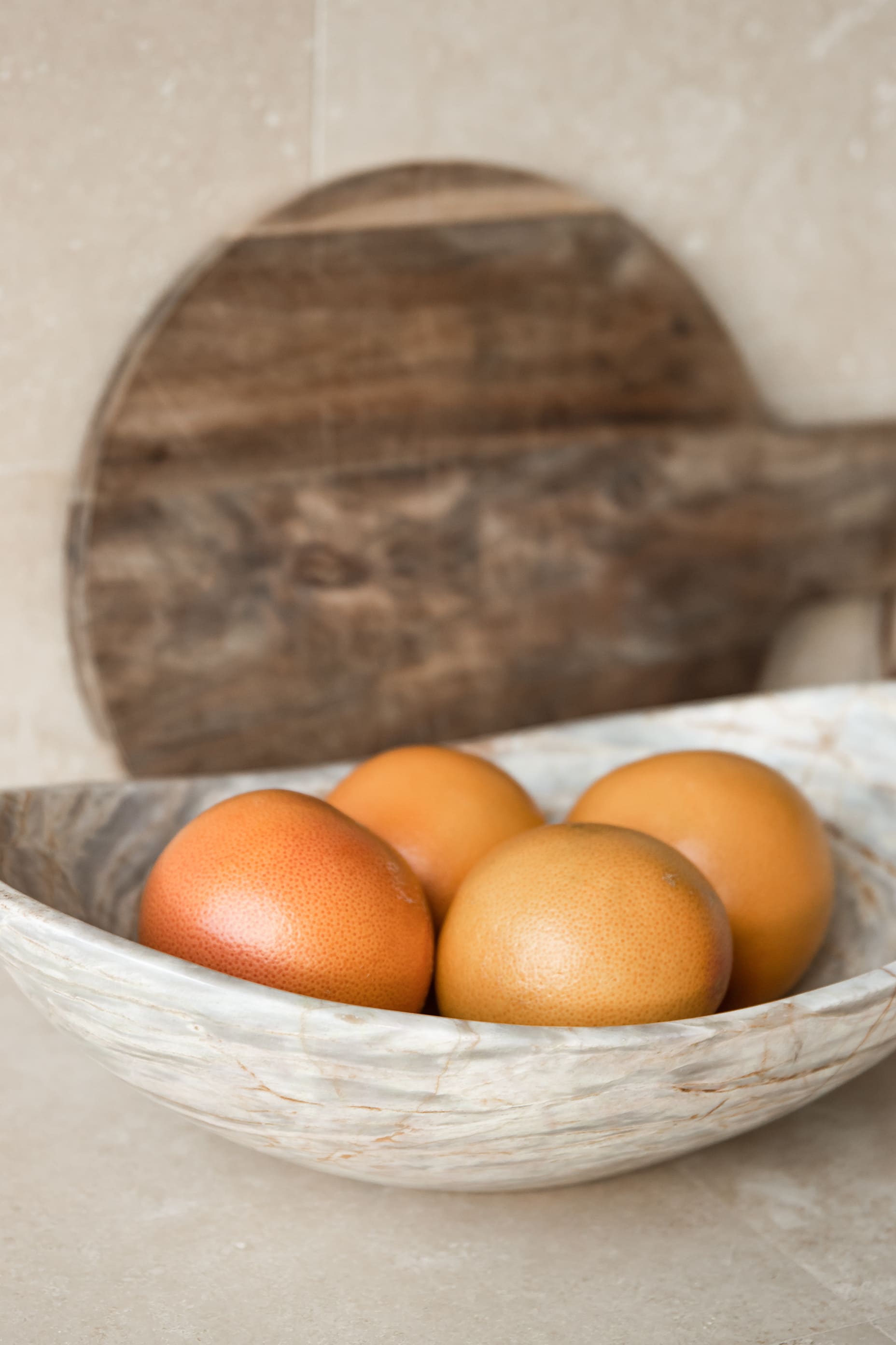 Gebogene ovale Marmorschale – Varianten in Grau und Beige