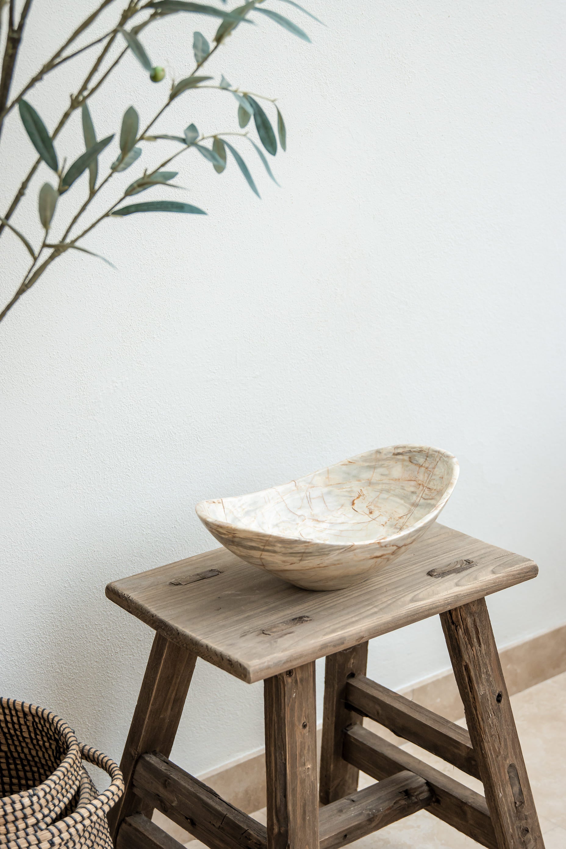 Gebogene ovale Marmorschale – Varianten in Grau und Beige