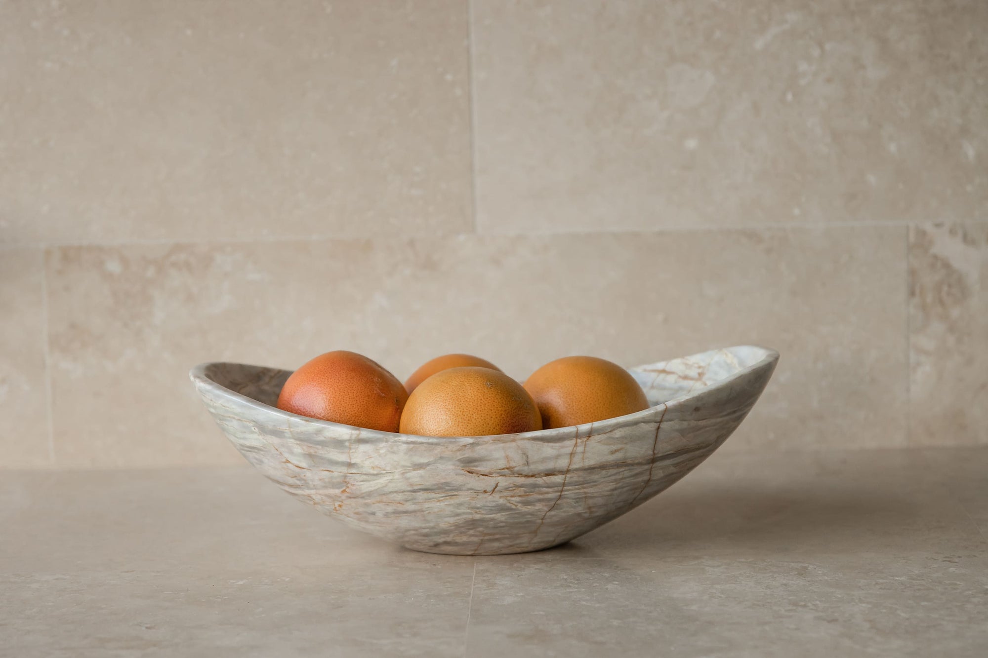 Gebogene ovale Marmorschale – Varianten in Grau und Beige