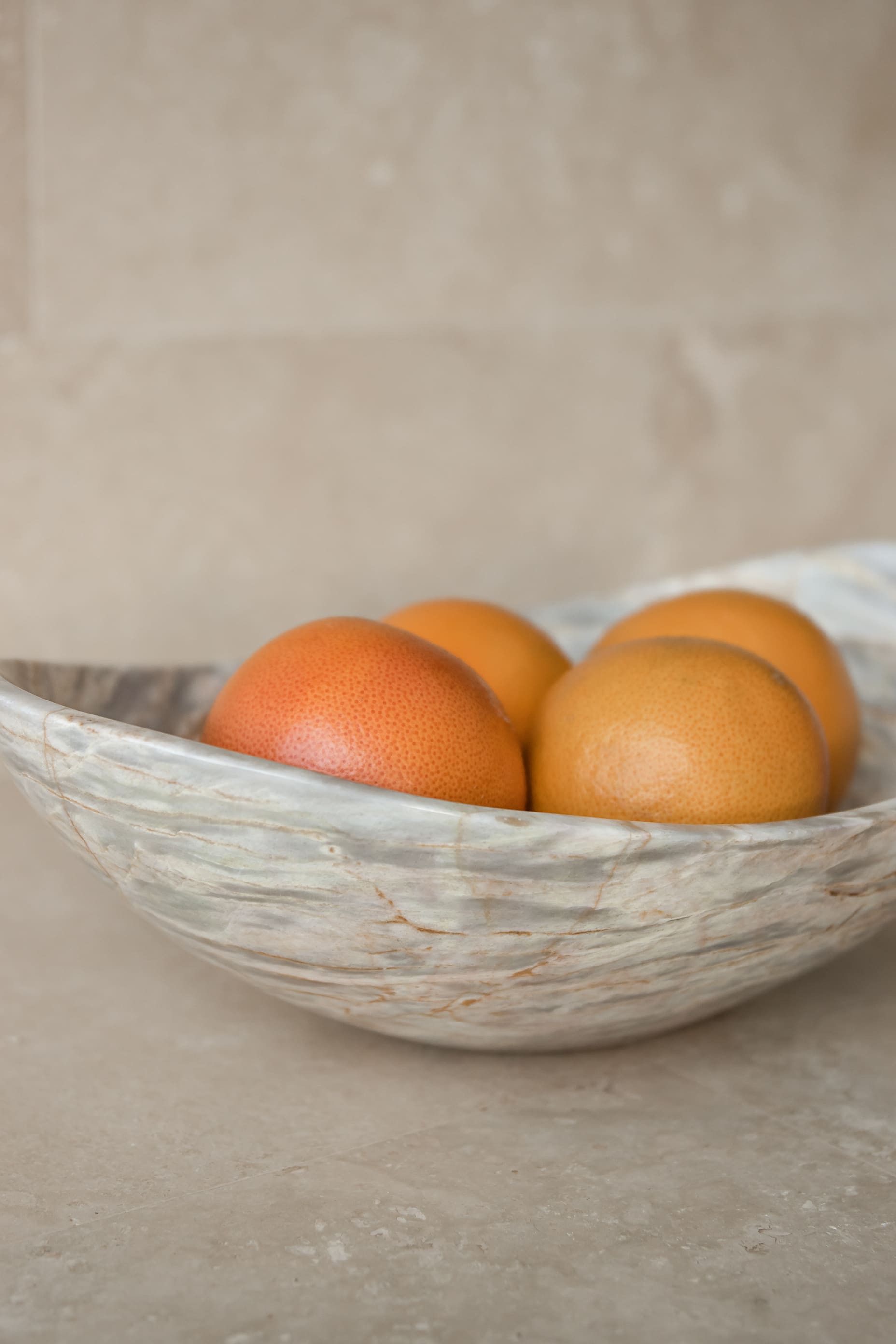 Gebogene ovale Marmorschale – Varianten in Grau und Beige