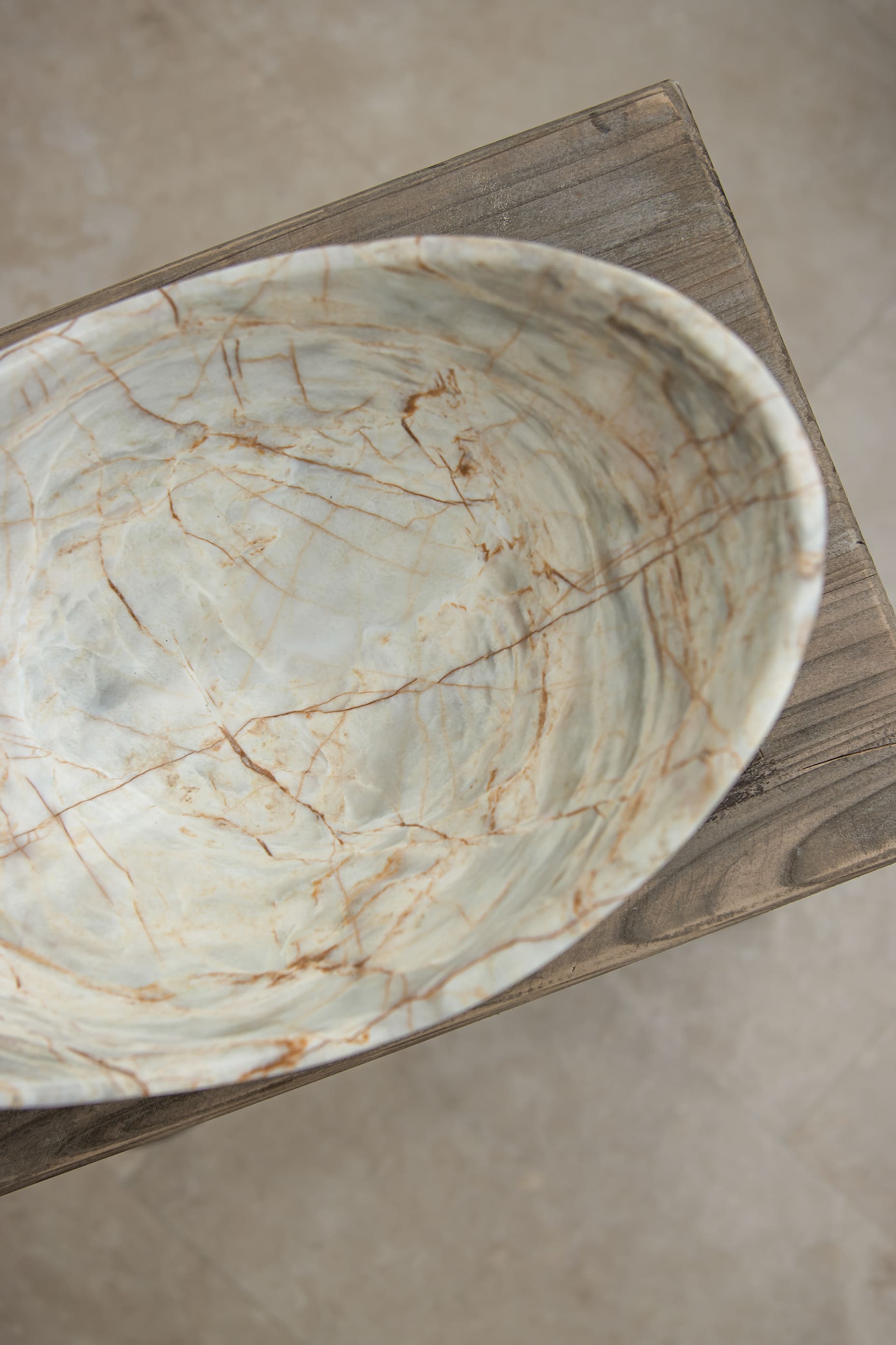 Gebogene ovale Marmorschale – Varianten in Grau und Beige