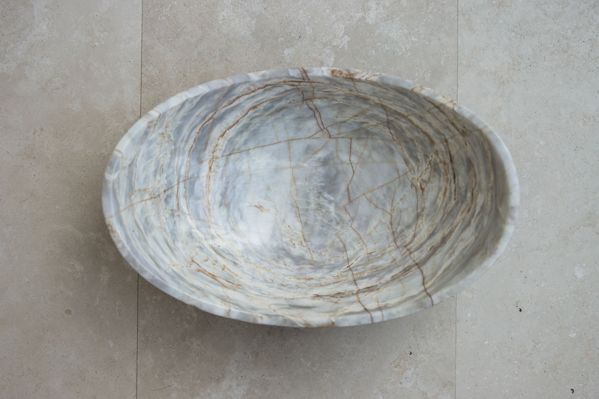 Gebogene ovale Marmorschale – Varianten in Grau und Beige