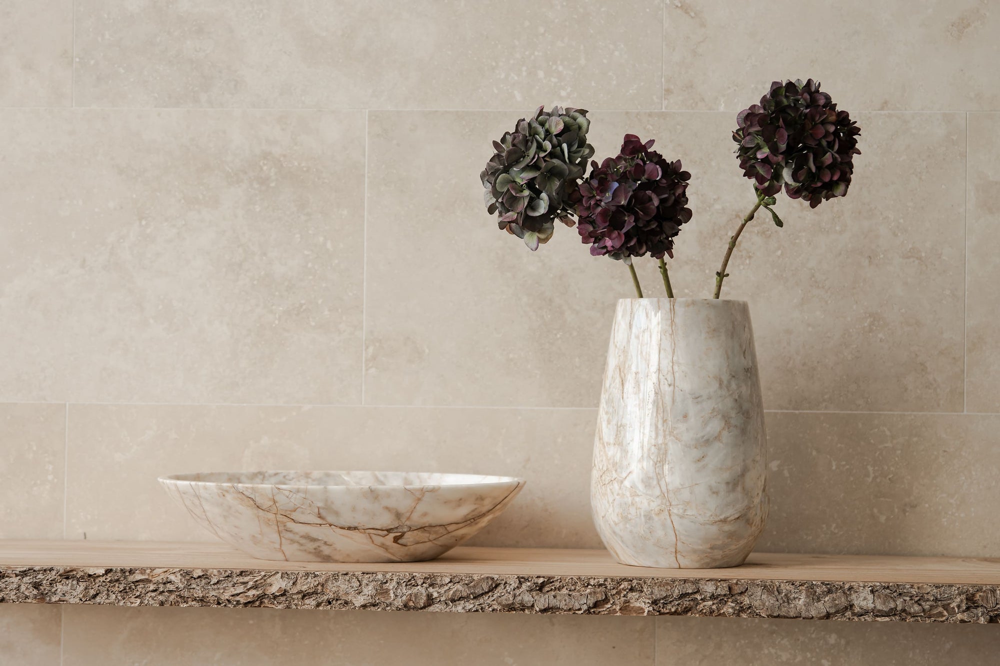 Gebogene ovale Marmorschale – Varianten in Grau und Beige