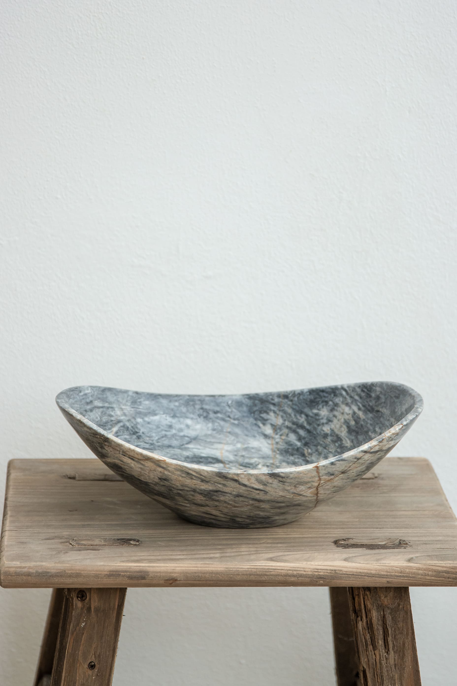 Gebogene ovale Marmorschale – Varianten in Grau und Beige