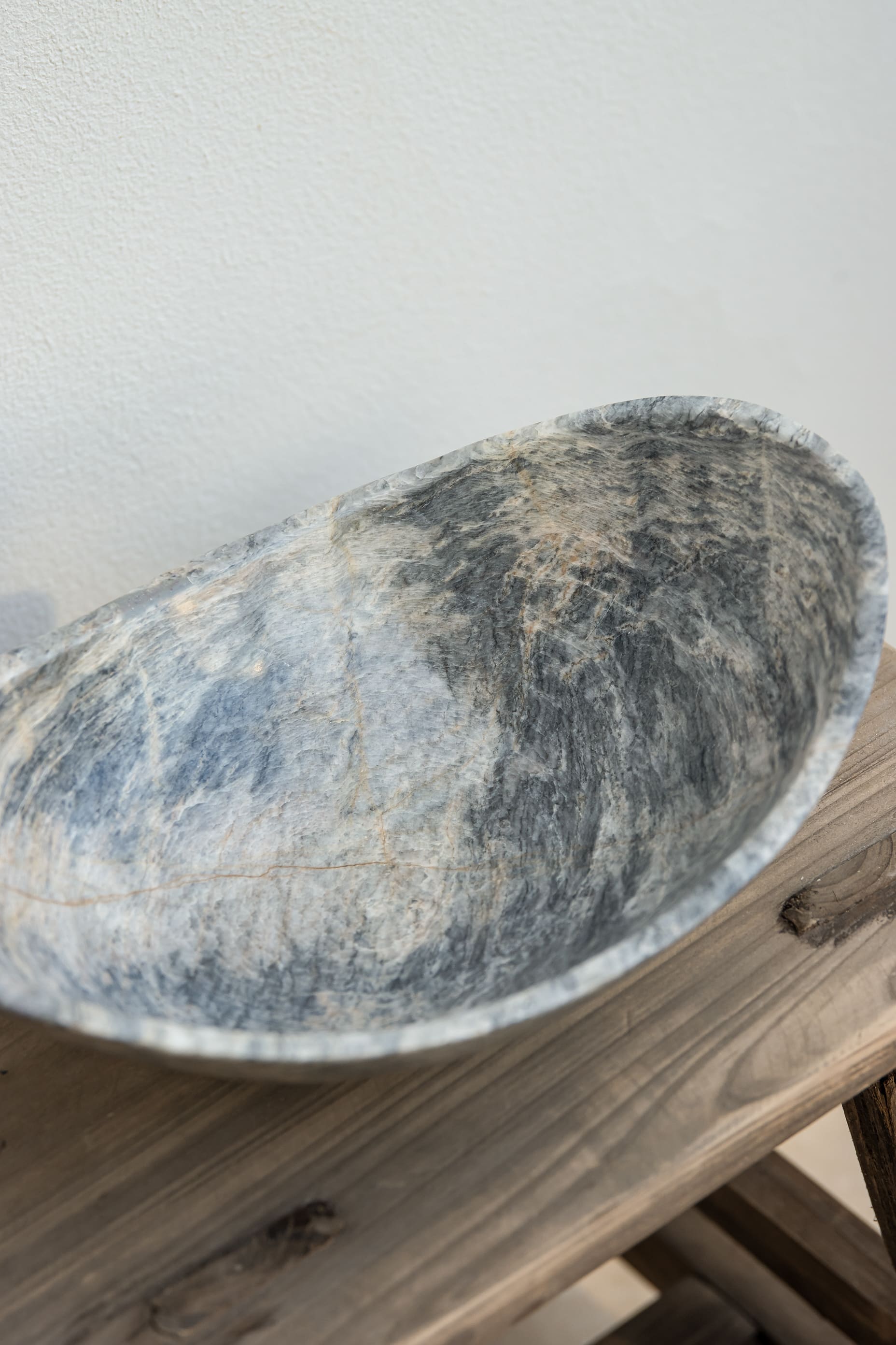 Gebogene ovale Marmorschale – Varianten in Grau und Beige