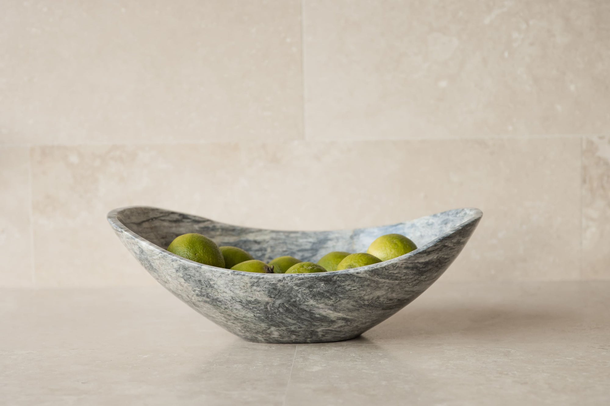 Gebogene ovale Marmorschale – Varianten in Grau und Beige