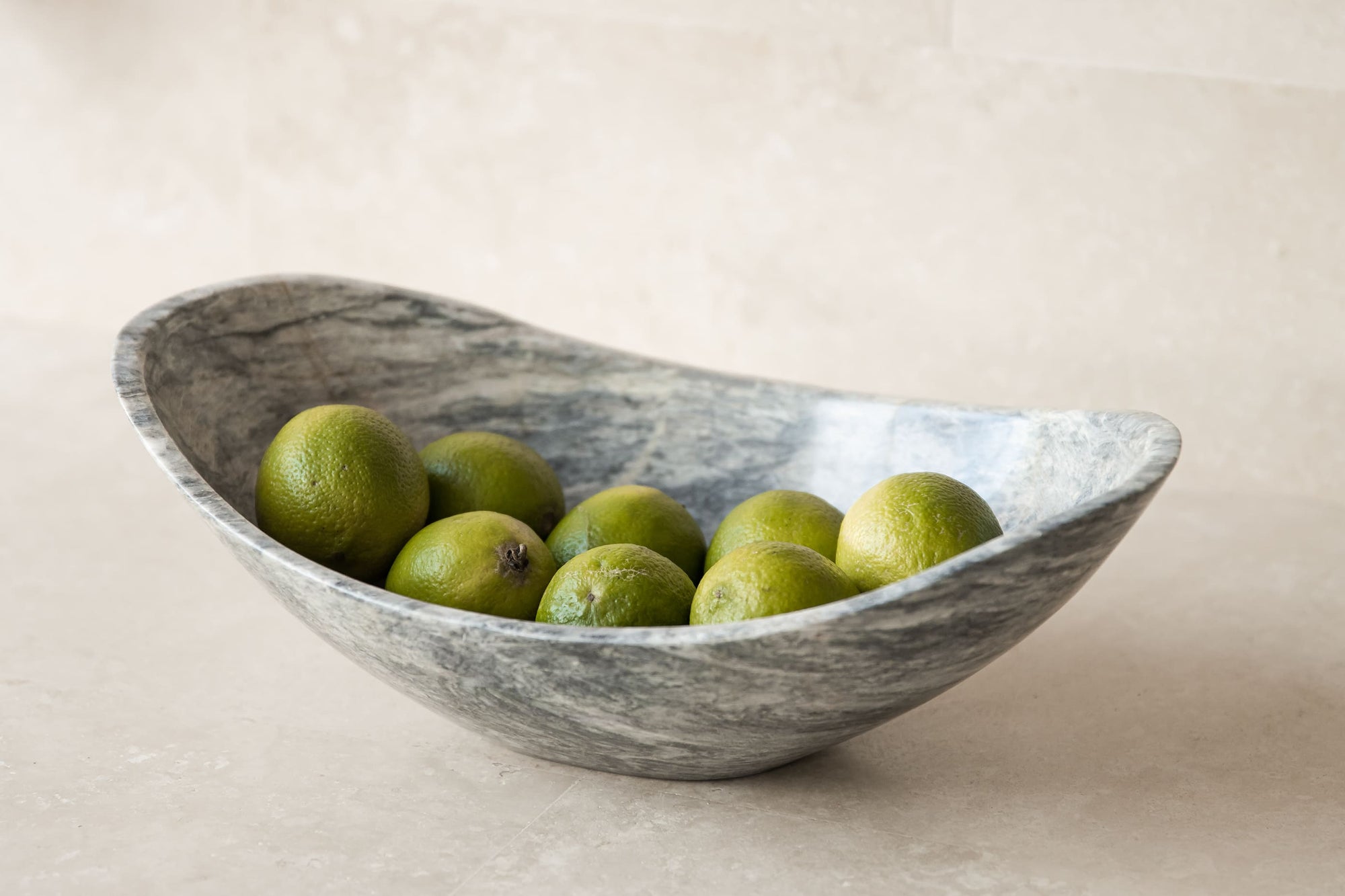 Gebogene ovale Marmorschale – Varianten in Grau und Beige