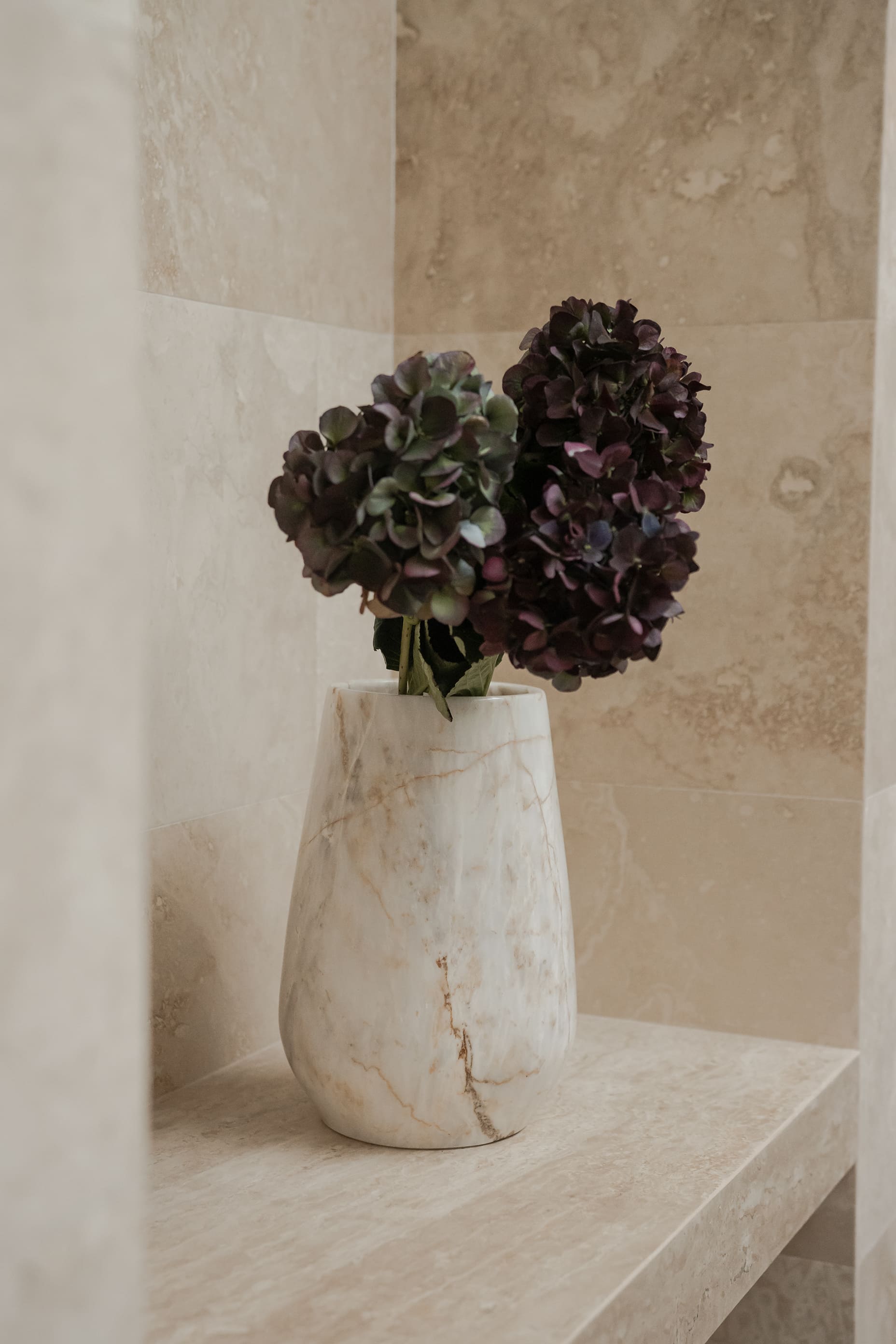 Vase in light marble – Marvellous Rose